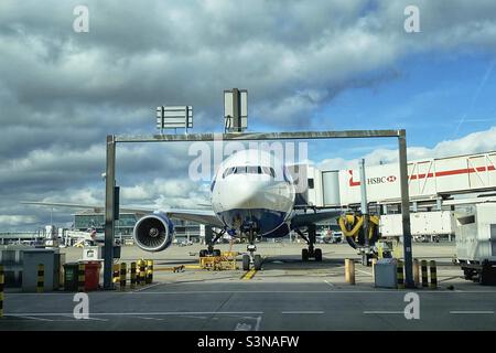 Das Flugzeug wurde vor dem Start am Terminal 5 in Heathrow angesetzt Stockfoto