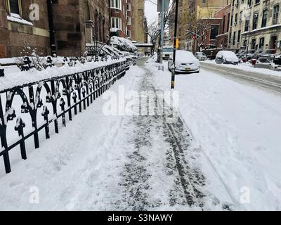 35th die Straße ist während des Wintersturms Keenan am 29. Januar 2022 schneebedeckt Stockfoto