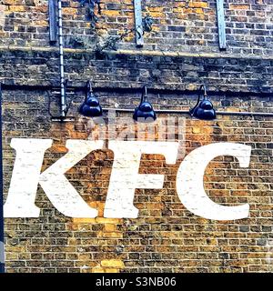 Kentucky Fried Chicken-Logo auf einer Bogenwand in London. Stockfoto