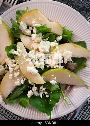 Flach legen Nahaufnahme eines frischen Paares und Feta-Käse Krümel gekrönt grünen Salat Stockfoto