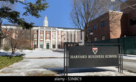 Die Harvard Business School signiert auf dem Campus mit der Baker Library und dem Bloomberg-Gebäude im Hintergrund. Stockfoto