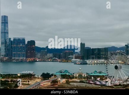 Blick auf den Victoria Hafen und Western Kowloon in Hongkong. Stockfoto