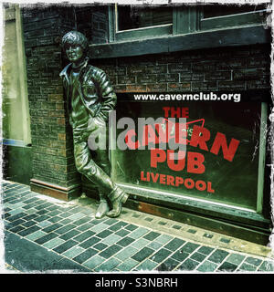 John Lennon Statue vor dem Cavern Pub von Arthur Dooley. Mathew Street Liverpool. Stockfoto