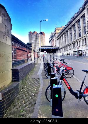 Santander Fahrradvermietung Docking Station neben dem Bahnhof Waterloo, London. Stockfoto