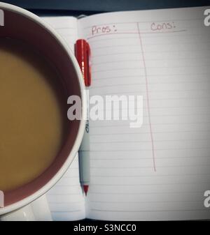 Vor- und Nachteile-Liste mit einem roten Marker/Stift und einer Tasse Kaffee auf einem offenen Notizbuch mit liniertem Papier und leerem Textbereich; fundierte Entscheidungsfindung, Denken Stockfoto