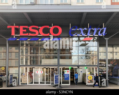 Vordereingang des Tesco Extra Supermarktes an der Portman Road, Reading. Stockfoto