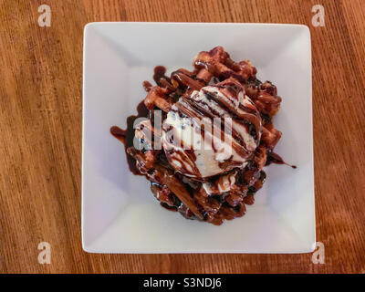 Schokoladenwaffel und Vanilleeis-Dessert Stockfoto