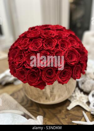 Strauß roter Rosen auf einem Tisch Stockfoto