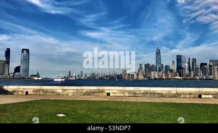 Panoramablick auf die Skyline von New York City von Ellis Island über den Hafen von New York Stockfoto