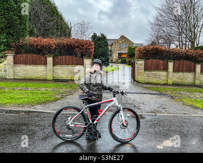 Das junge 12-jährige Mädchen stand neben ihrem Fahrrad Stockfoto