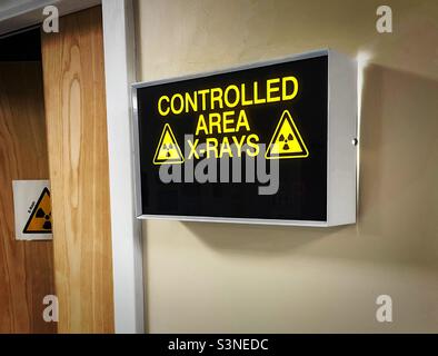 ‘VERLETZUNG!’ Ein Warnzeichen für einen kontrollierten Bereich, in dem Röntgenstrahlen in einem Krankenhaus stattfinden Stockfoto