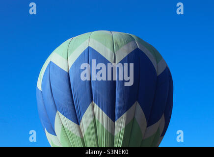 Heißluftballon auf dem blauen Hintergrund Stockfoto