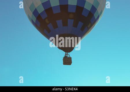 Heißluftballon in den Himmel Stockfoto