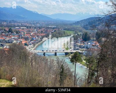 Alpenansicht mit Isar vom Kalvarienberg in Bad Tölz, Deutschland. Stockfoto