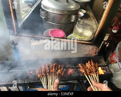 Übersicht über Satay-Spieße, die in Bali gekocht werden Stockfoto