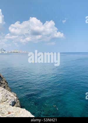 Die Küste von Havanna von der Festung Morro‘Cabaña aus gesehen, Habana del Este, Havanna, Kuba, Karibik Stockfoto