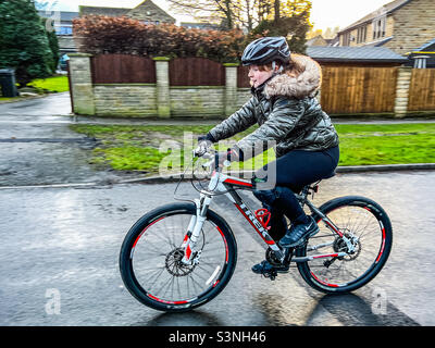 Junge 12-jährige Mädchen auf dem Mountainbike Stockfoto