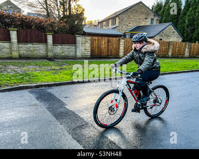 Junge 12-jährige Mädchen auf dem Mountainbike Stockfoto