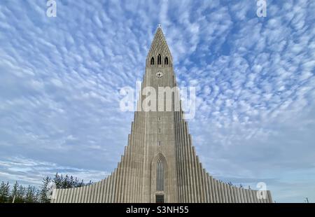 Hallgrimskirkja, die kultige lutherische Kirche, die über der Innenstadt von Reykjavík, Island, steht Stockfoto