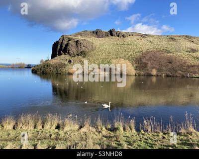 Dunsapie Loch und Dunsapie Hill, Holyrood Park Edinburgh Stockfoto