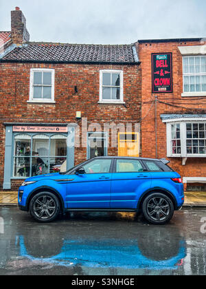 Hellblauer Range Rover Evoque, der auf der Straße im städtischen Dorf geparkt ist Stockfoto