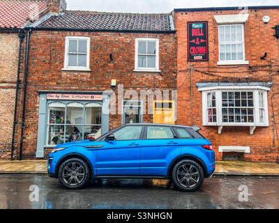 Hellblauer Range Rover Evoque, der auf der Straße im städtischen Dorf geparkt ist Stockfoto