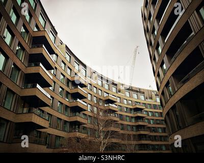 Wohnwohnungen sind im BBC Television Center in der Wood Lane im Westen Londons zu sehen. Es diente zwischen 1960 und 2013 als Hauptquartier von BBC Television und wurde nun zu Wohnhäusern umgebaut. Stockfoto