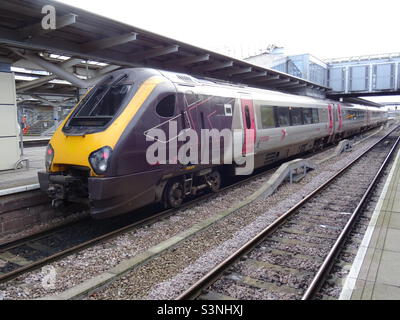 Arriva Crosscountry Trains Ltd Voyager Diesel Electric Multiple Unit hält bei Derby an, während sie einen anglo-schottischen Zugdienst in Anspruch nimmt Stockfoto