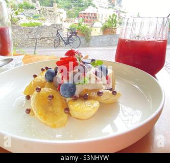 Frisches Obst zum Frühstück in der idyllischen Amalfi-Küstenstadt Positano, Italien Stockfoto