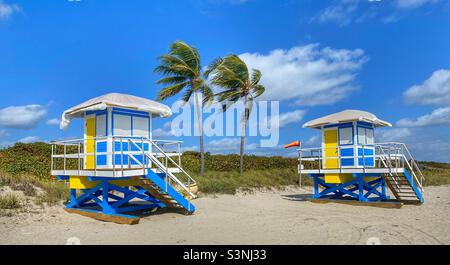 Zwei Rettungsschwimmer Türmen am Dog Beach in Hollywood, Florida Stockfoto