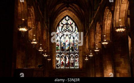 Atemberaubende Glasmalerei in der Kathedrale von Glasgow. Stockfoto