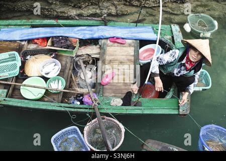 Traditionelles Boot, das Lebensmittel in halong Bay Vietnam verkauft Stockfoto