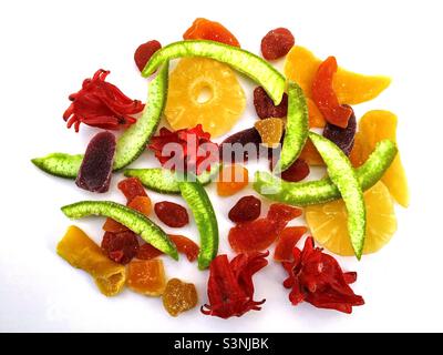 Getrocknete Früchte und Hibiskusblüten. Stockfoto