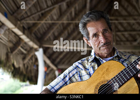 Mann spielt Gitarre im Restaurant in Mexiko Stockfoto