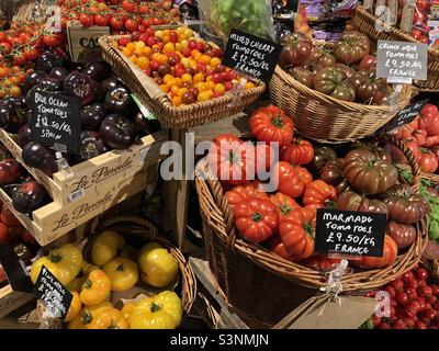 Eine Auswahl an Tomatensorten zum Verkauf im Bayley & Sage Shop in Battersea, London, England. Stockfoto
