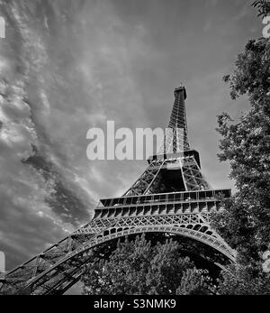 Eiffelturm in Paris, Frankreich. Monochrom Stockfoto