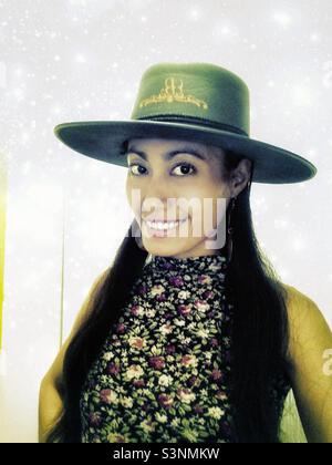 Frau in einem flachen schwarzen Cowboyhut. Stockfoto