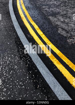 Doppelte gelbe Linien Stockfoto