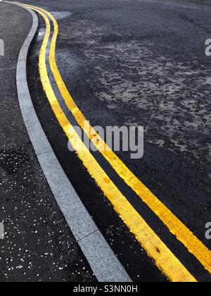 Doppelzimmer mit gelben Linien Stockfoto
