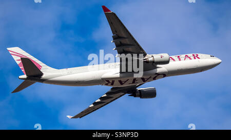 Flughafen Heathrow, Großbritannien - 15. Oktober 2021: Qatar Airways Airbus A330 (A7-ACI) mit Abflug nach Doha, Katar. Stockfoto