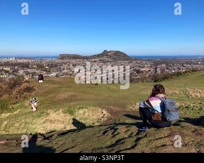 Blick auf Arthur’s Seat vom Blackford Hill, Edinburgh Stockfoto