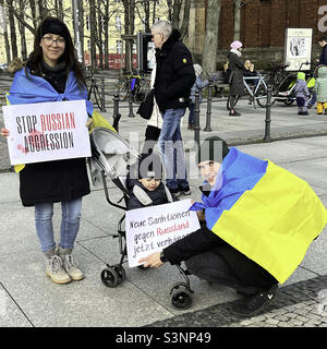 Deutschland, Mitte. 27. Februar 2022. Familie schließen sich Friedensprotest zur Unterstützung der Ukraine während der russischen Militäroperte Stockfoto