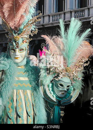 Aufwendiges Kostüm mit Masken in Venedig, Italien während des Karnevals im Februar 2022. Stockfoto