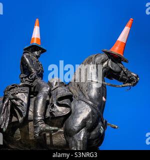 Reiterstatue von Arthur Wellesley, 1. Duke of Wellington mit einem Verkehrskegel auf dem Kopf, vor der Gallery of Modern Art in Glasgow, Schottland Stockfoto