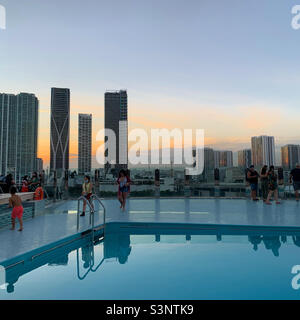 Januar 2022, Pool auf einem Deck der MSC Divina, während das Kreuzschiff den Hafen von Miami, Florida, USA, Nordamerika verlässt Stockfoto