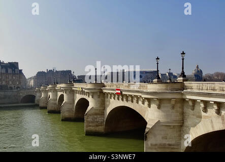 Die Pont Neuf (Neue Brücke: 1578-1607) über die seine in Paris, die älteste Stadtbrücke, die das rechte und linke Ufer verbindet. Es wurde im Laufe der Zeit viel repariert und umgebaut. Stockfoto