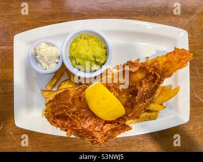 Fisch und Chips und Erbsenpüree Stockfoto