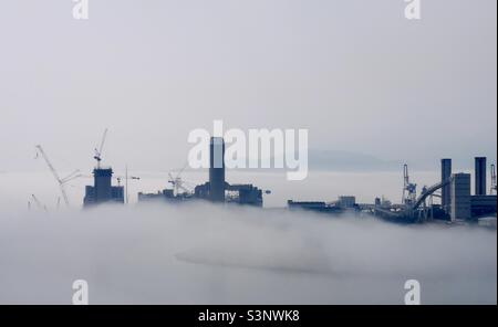 Das Kraftwerk HK Electric auf der Insel Lamma ist von Nebel umgeben. Stockfoto