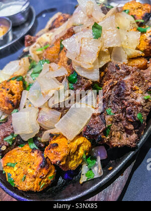 Tandoori gemischtes Grillessen im indischen Restaurant Stockfoto