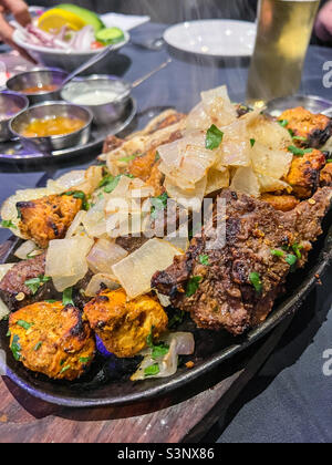 Tandoori gemischtes Grillessen im indischen Restaurant Stockfoto